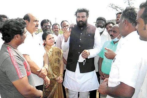 01122020 Kampli Minister Sriramulu visit