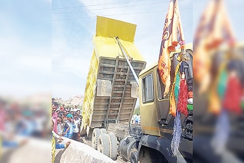 031220 hanumasagara Bandragallu Tipper Electri shock
