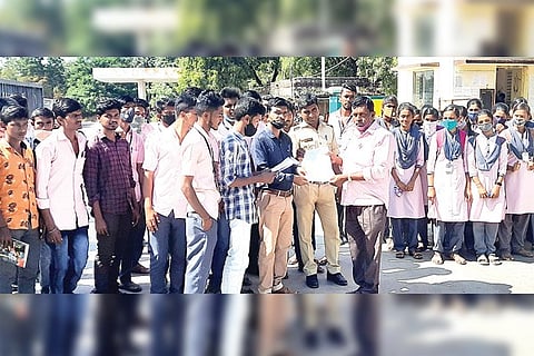 101220 Lingasugru SFI Students Appeal for Buspass