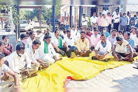 141220 Sindhanuru KSRTC Employees protest for Govt employee