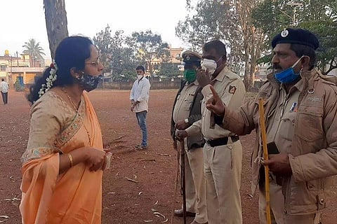 belagavi zp member saraswati patil quarels with police officials
