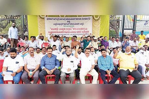 02022021 Bellary District Liquor Dealers Association protest