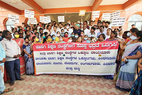 10022021 Sindhanoor Private school federation protest