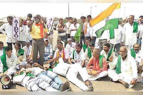 Koppal Farmers Protest on Road