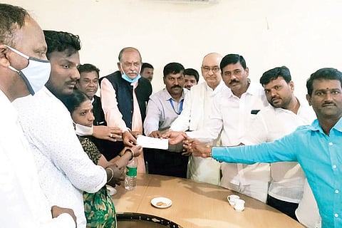 Kotturu MP Devendrappa Issue Cheque