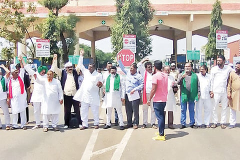 h26-Gabbur Protest 1