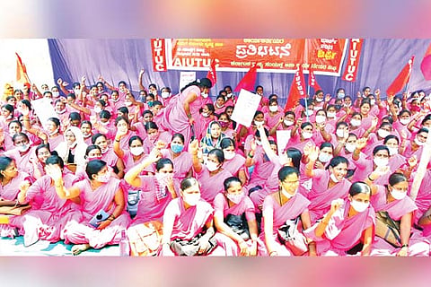 31032021 Koppal Asha workers protest