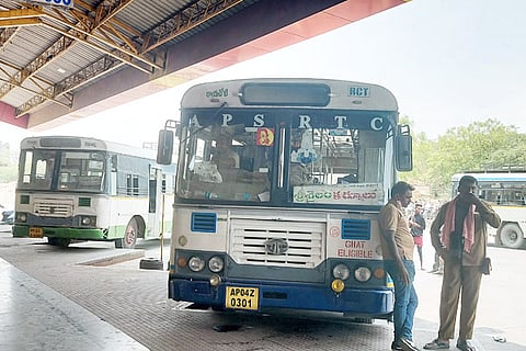 11042021 Raichur bus stand andra bus travel