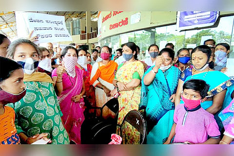 14042021 Koppal Transports workers protest