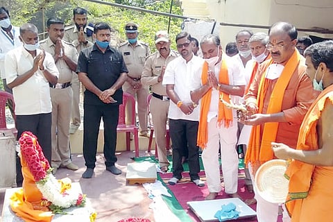 16042021 Gangavati Minister Aravind Limbavali visit