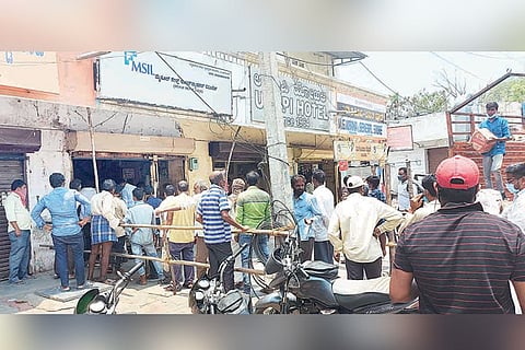 27042021 Raichur people rush