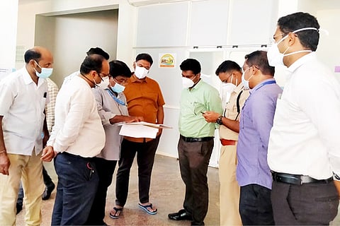 08052021 Hospet Minister Anandsingh visit to covid Hospital