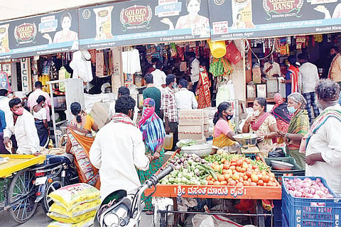23052021 Raichur Market rush