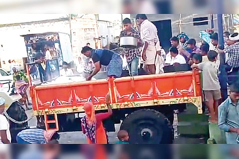 2505 D Kaggallu Villagers Rice Drop