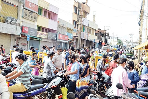 26 GDG MARKET BUSY 2