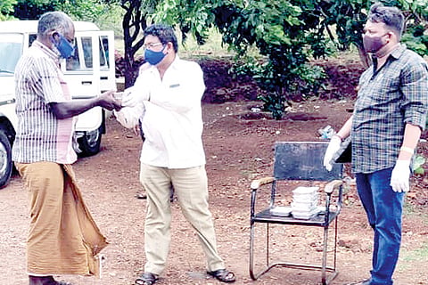 Hospete RTO Officer helps Drivers