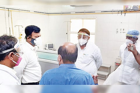 Laxman Savadi Visit Lingasuguru Govt Hospital