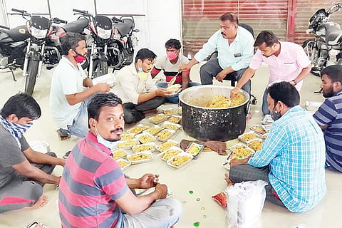 Lingasuguru Karajola Fans Prepare Food