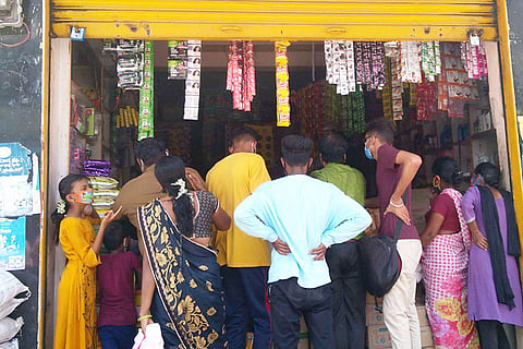 04062021 Raichur Market in peoples
