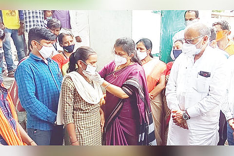 11062021 Sindhnoor Minister Shashikala jolle visit