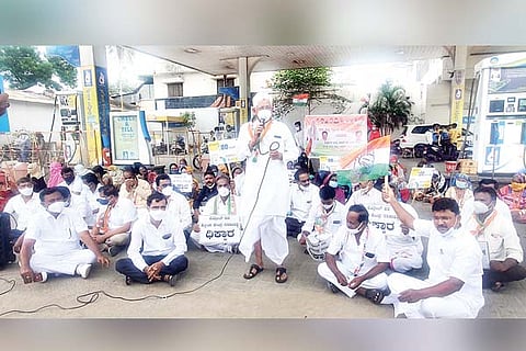 12062021 Sindhanoor Congress protest