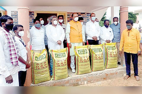 14062021 Kottur fertilizer distribution