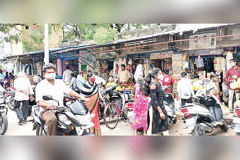 14062021 Raichur Market rush
