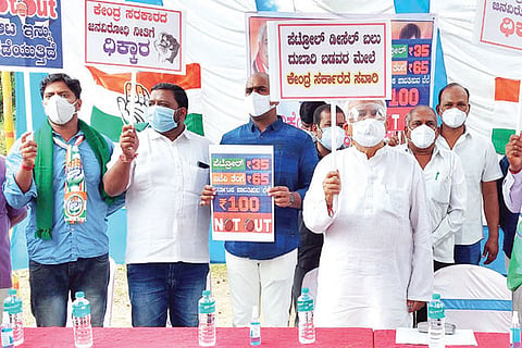 15HLY-1( In Murkwad Senior Congress Leader R.V.Deshpandey Protest against Fuel price Hike)