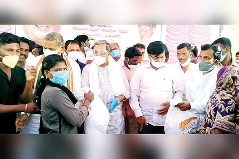 21062021 Kukanoor former CM Siddaramaiah Food distributor