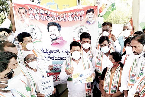 Ballari Congress protest on Oil Rate Hike