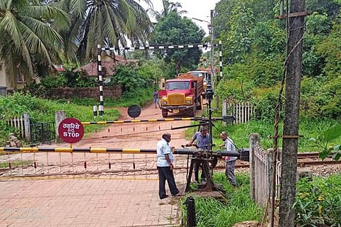 rail gate