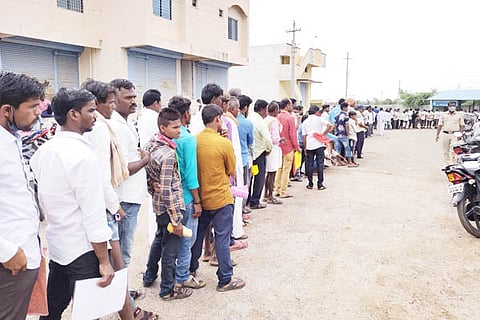17072021 Mudagal Food Kit supply crowd