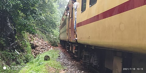 ಭೂಕುಸಿತವಾಗಿ ನಿಂತಿರುವ ರೈಲು