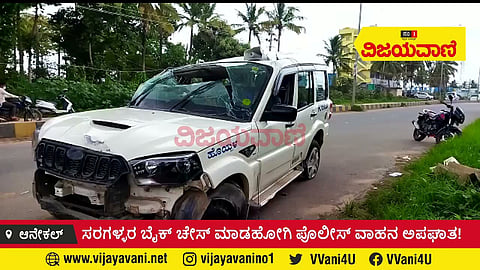 ಸರಗಳ್ಳರನ್ನು ಚೇಸ್​ ಮಾಡುತ್ತಿದ್ದ ಪೊಲೀಸ್​ ವಾಹನ ಅಪಘಾತ - youtube