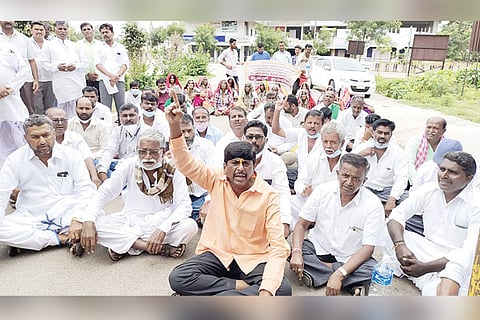 30082021 Koppal formars protest