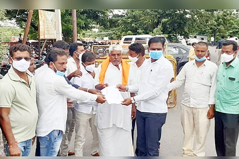 31082021 Raichur formars protest