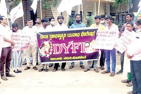 DYFi Hospet Protest