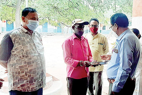 Tekkalakote DYsp Visit High School