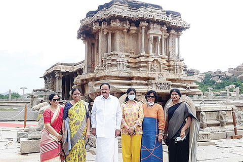 Venkayyanaidu Visit Hampi 1