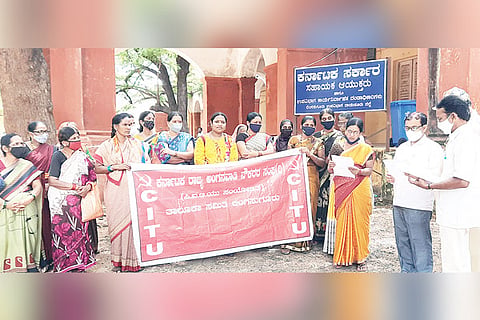 03092021 Lingasugur Anganavadi worker insit
