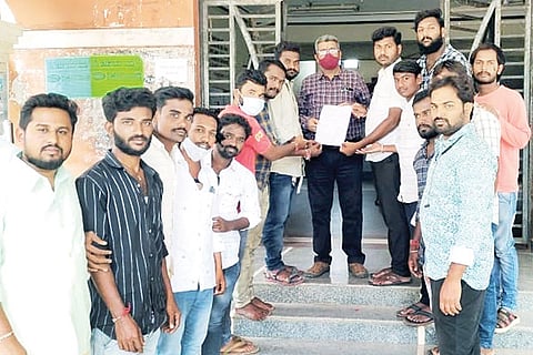 04092021 Kustagi youths protest