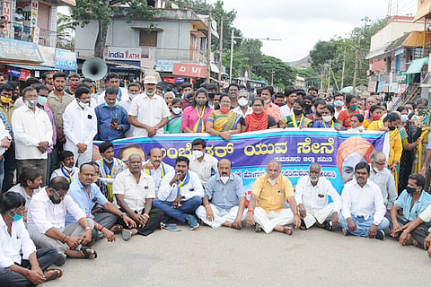 15TMK_Railway_underpass_Protest 3