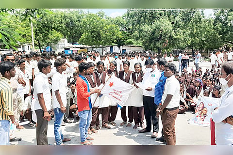 05102021 Lingasugur Students protest