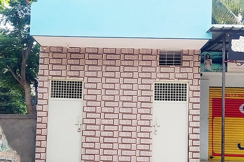 19 Nela Ph 01 public toilet