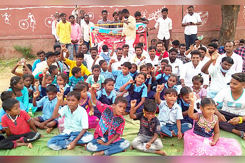 25102021 Raichur Teacher Oppint to school protest