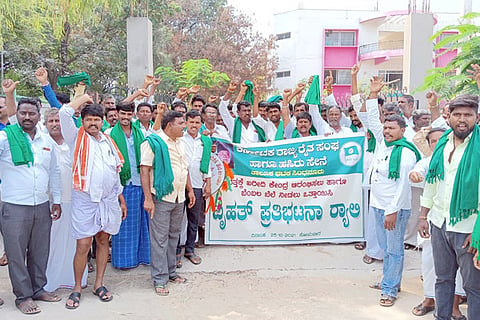 25102021 Sindhanoor formars protest