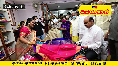 ಹೇಗಿತ್ತು ನೋಡಿ ಸಿಎಂ ಬೊಮ್ಮಾಯಿ ಸೀರೆ ಖರೀದಿ... #cm #basavarajbommai #purchased #khadisaree #wifebengaluru - youtube