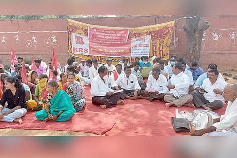 08112021 raichur formars protest