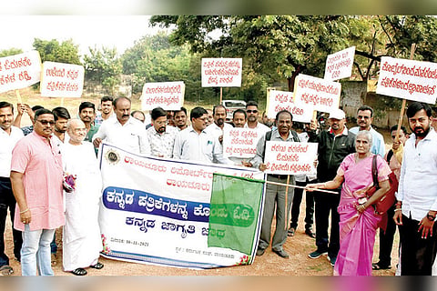 101121 Raichur Kannada News Paper Buy and Reading Programmee