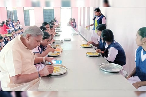 291121 MLA Bayyapura Meals with Nidasheshi Hostel Students